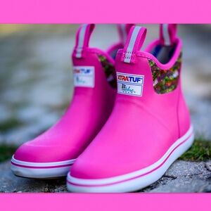 Women's XTRATUF FisheWear Hot Pink Troutrageous Rainbow Deck Boots, 6, Brand New